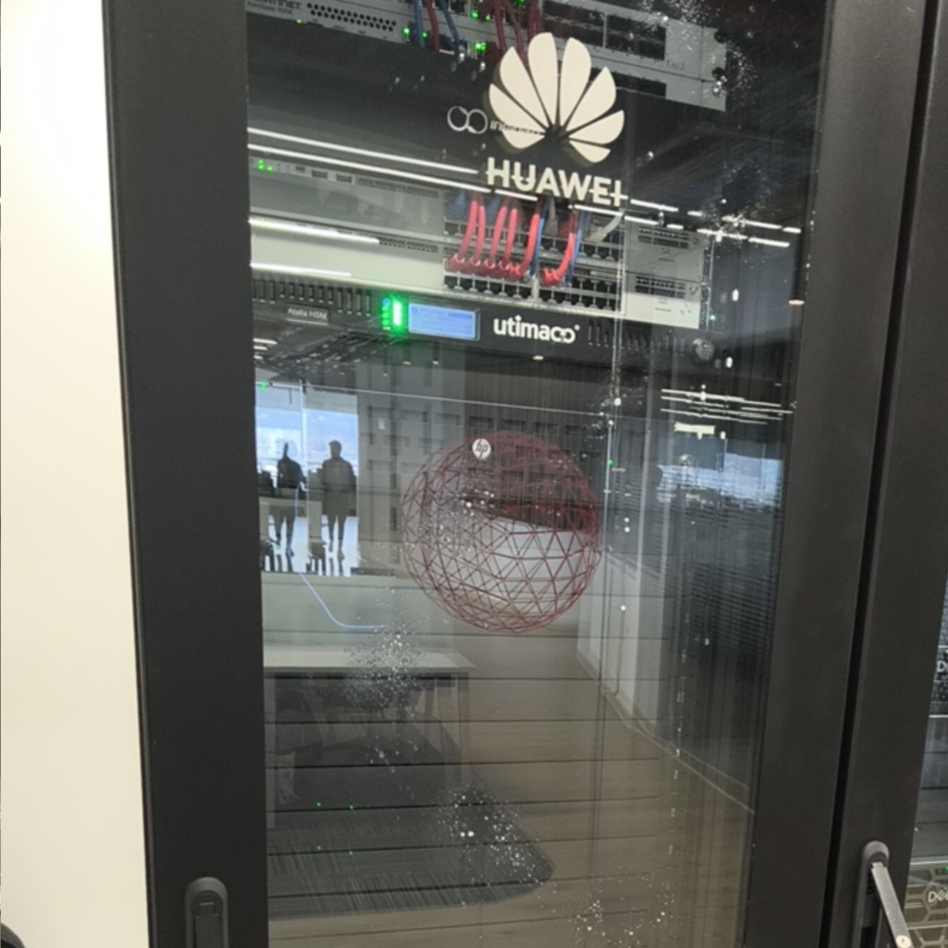 Gabinetes de un centro de datos vistos a través de una puerta de vidrio