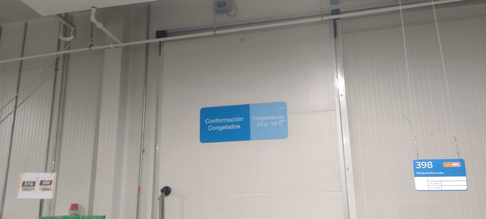 Puerta de un cuarto de congelados rotulado con su rango de temperatura